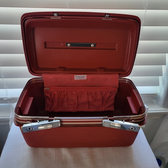 Vintage Red Travel Case - Picture 3 of 13